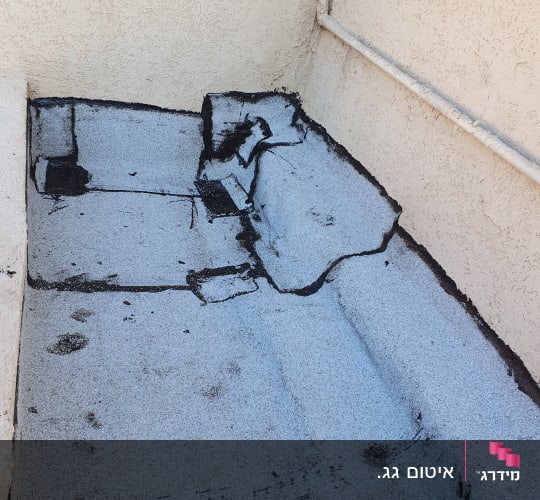 איטום גג עם זפת שחורה בפינות ובחיבורים